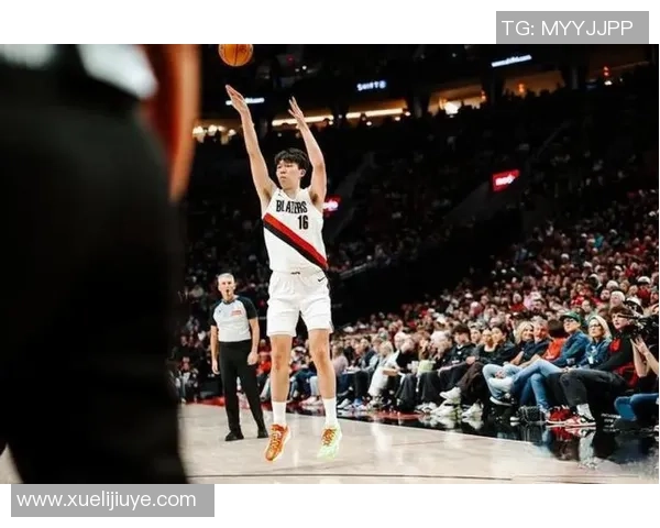 开拓者2分爆冷制胜,全队围在一同庆祝,谁留意杨瀚森的行为 开拓者2分爆冷制胜,全队围在一同庆祝,谁留意杨瀚森的行为